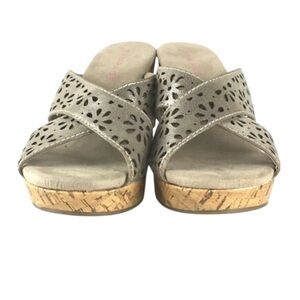 Rampage Flaca Wedge Sandals 9.5M Metallic Champagne Cutout Floral Cork NEW